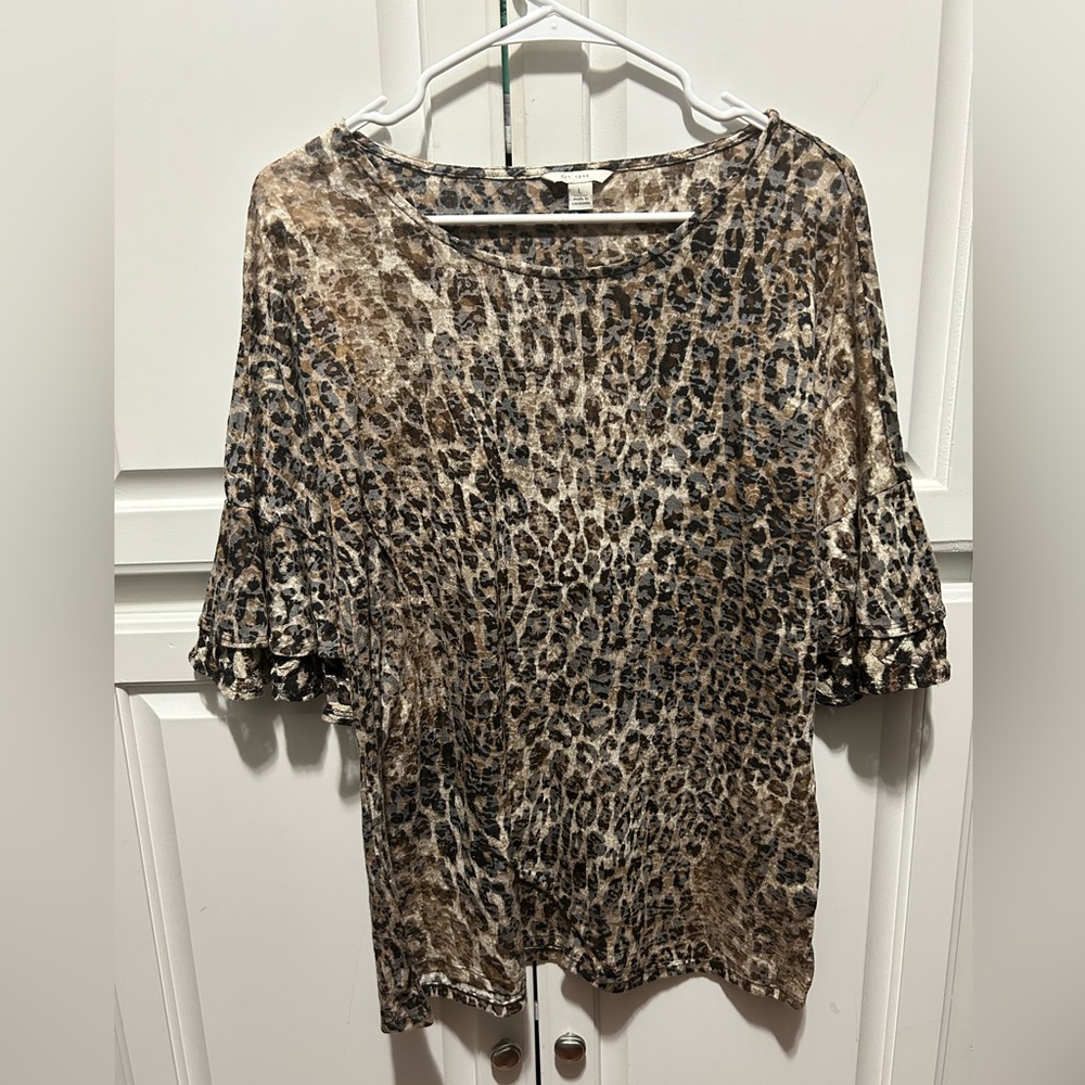 1/2 length sleeve. Cheetah print.